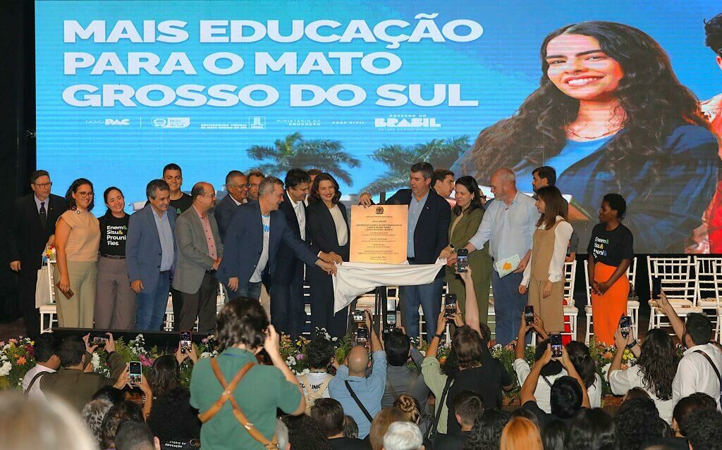 Imagem de compartilhamento para o artigo MS tem 2º maior avanço em alfabetização do país e Riedel celebra resultado em solenidade com ministro da Educação da MS Todo dia